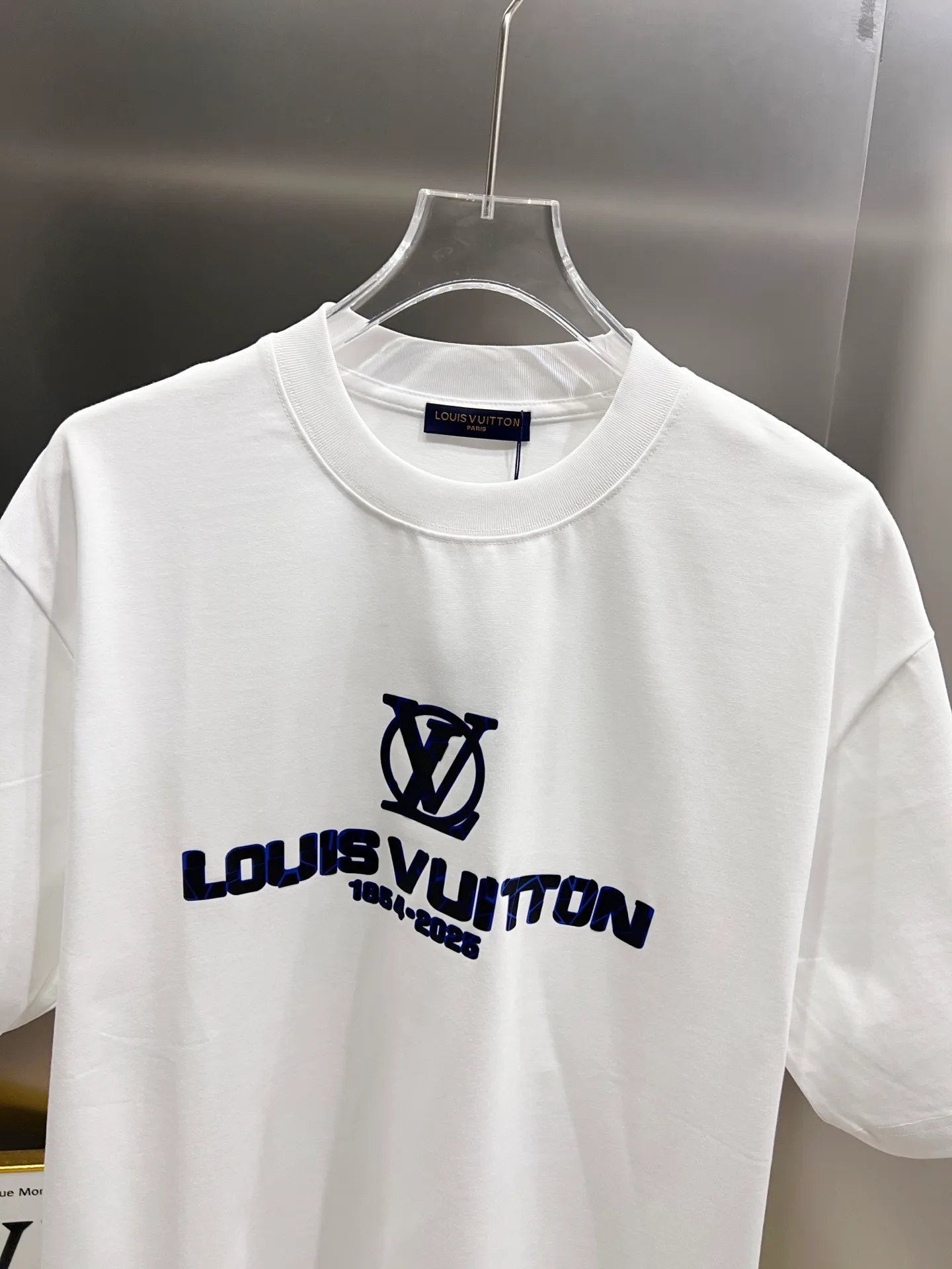 🅿️190 1v Louis* 2025 autumn and winter new style classic letter three-dimensional craft design high-end version! Highly breathable and comfortable, customized double yarn plain cotton fabric. Short-sleeved T-shirt. Same style for men and women. Sizes S M L XL XXL Five sizes black white